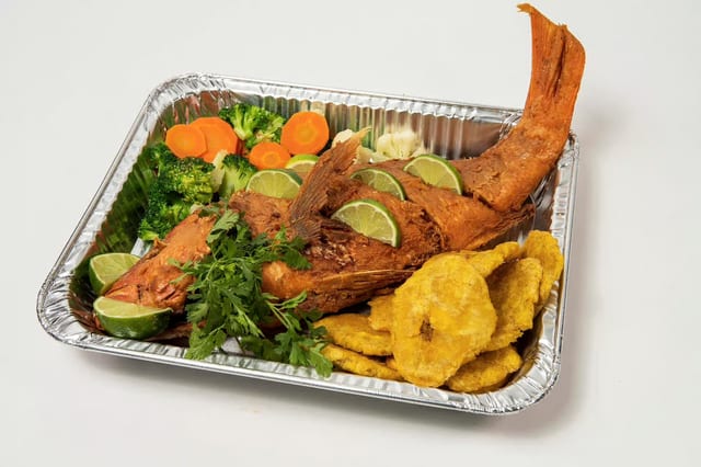 Pescado frito / fried red snapper